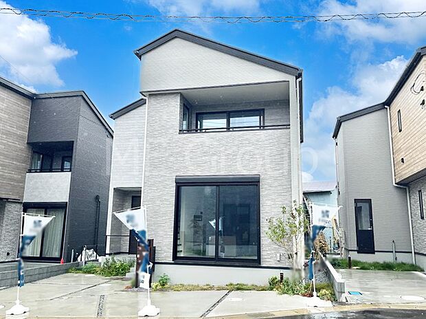 【現地外観写真】シンプルで落ち着きのある建物は住むかたの個性でオリジナルなものになっていきます。 