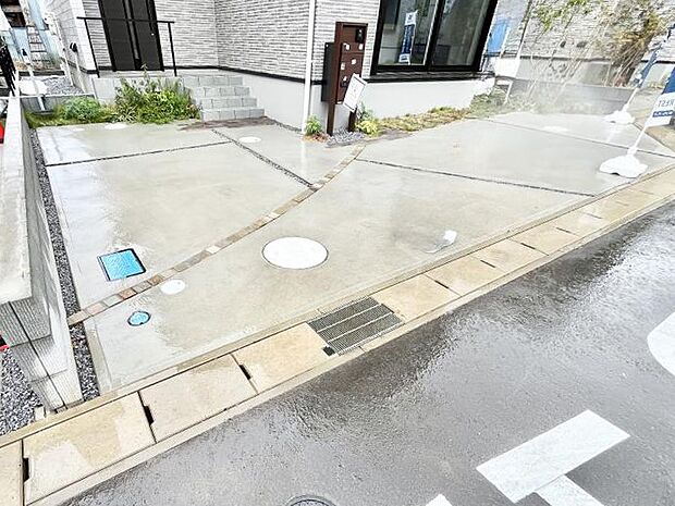 【駐車場】駐車2台可能！急なお客様の駐車に。また、ご家族の自転車スペースとしても大活躍。