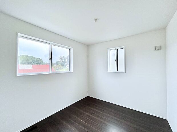 【寝室】２面採光なので、明るく風通しも良く心地良い生活が送れます。