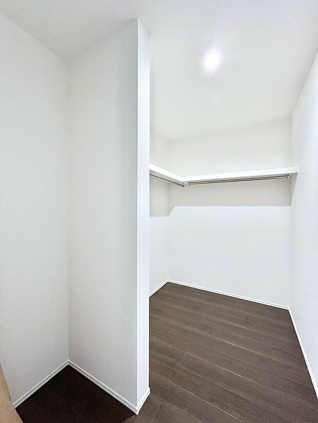 【ウォークインクローゼット】ウォークインクローゼット付きで生活空間を広く利用できます。