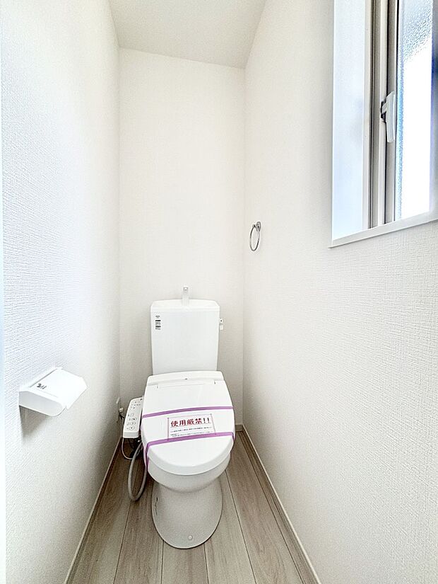 【トイレ】トイレは1階と2階それぞれに配置されていてとても便利です。 