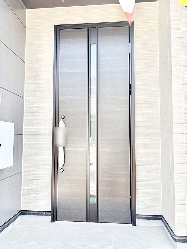 【玄関】玄関前は雨が降っても濡れにくい屋根付き