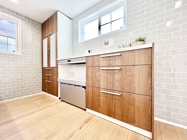 【カップボード】備え付けのカップボード。システムキッチンとコーディネートでき統一感が出ます!