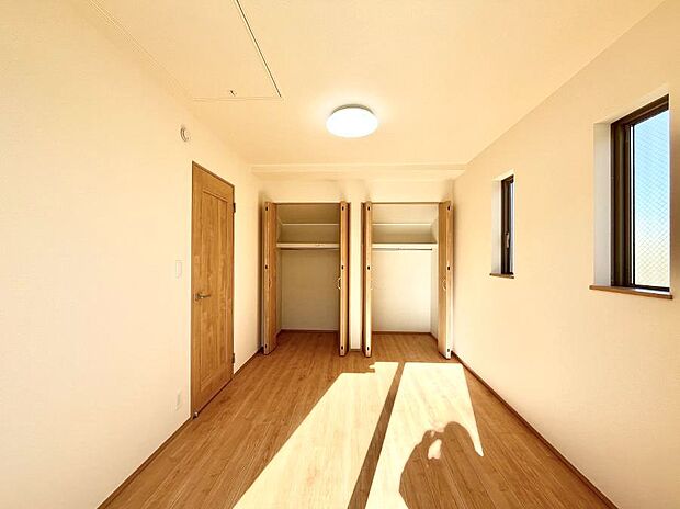 【寝室】収納が充実しているので居住スペースを広々使えます  
