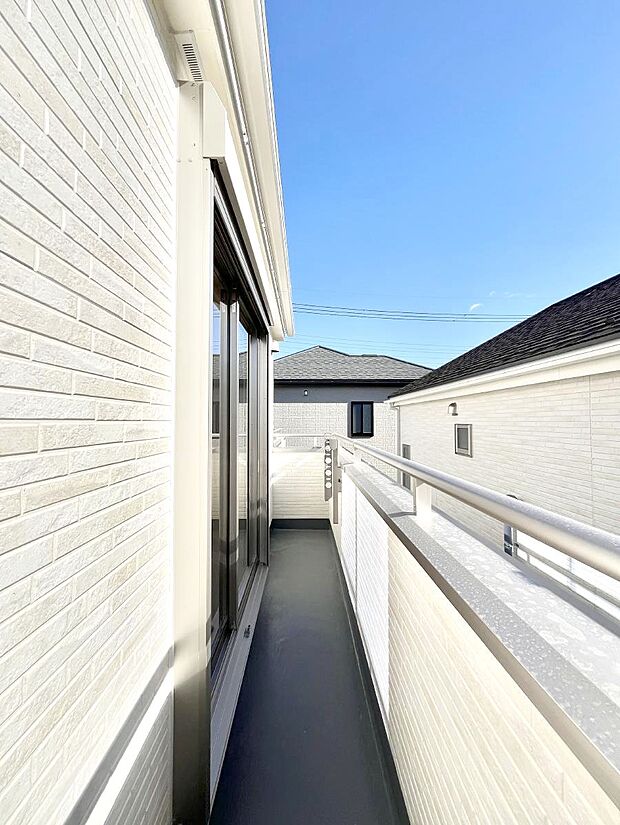 【バルコニー】南向きのバルコニー！ご家族の洗濯物はもちろん、お布団もたっぷり干せます！