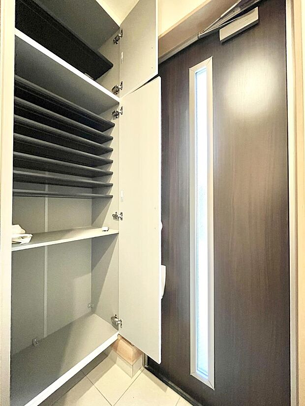 【シューズボックス】たっぷり収納できるシューズボックスで家族全員の靴も、玄関すっきり。