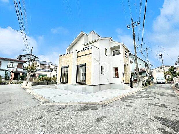 【前面道路含む現地写真】角地なので日当たりも良く、お家が堂々として見えます。