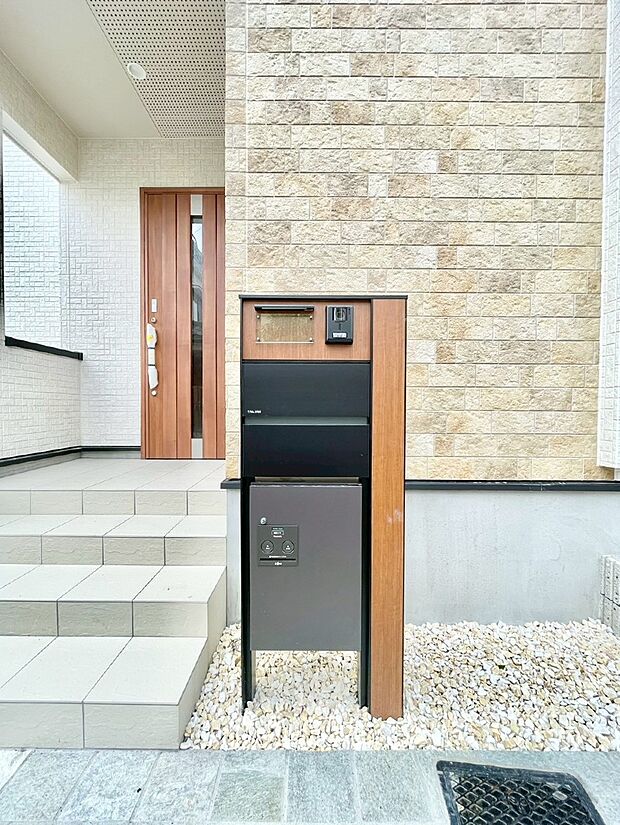 【その他現地】表札・インターホン・ポスト・宅配BOXをひとつに集約。エントランスになじむシンプルデザイン。