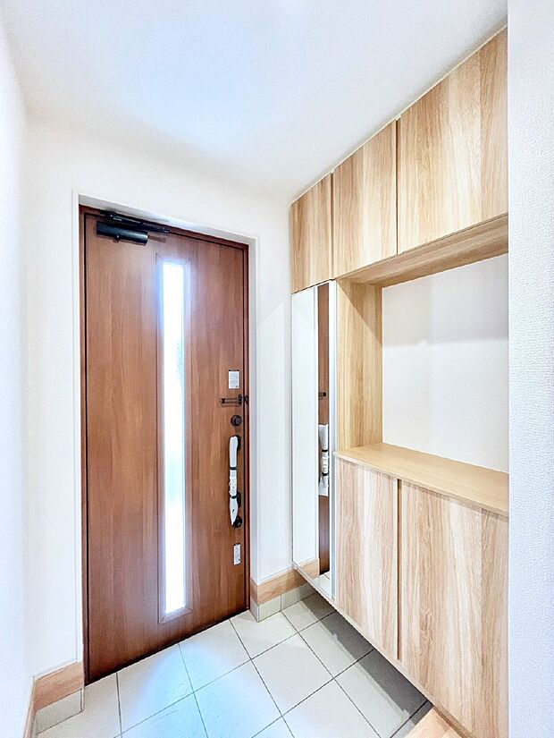 【玄関】ミラー付きシューズボックスはお出かけ前の身だしなみチェックに便利