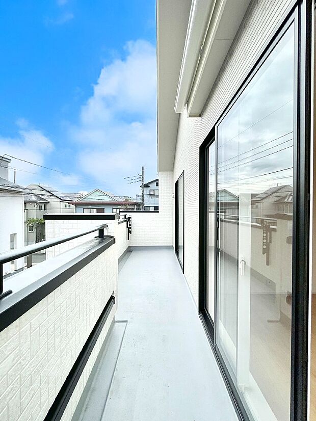 【バルコニー】暖かな陽光が降り注ぐバルコニーはお洗濯におすすめ。爽やかな風も心地よいです。