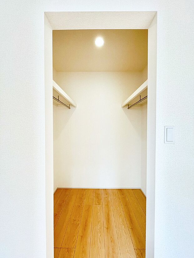 【ウォークインクローゼット】ウォークインクローゼット付きで生活空間を広く利用できます。