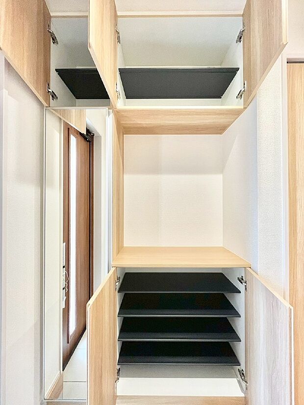 【シューズボックス】たっぷり収納できるシューズボックス。