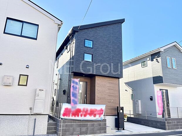 【現地外観写真】シンプルで落ち着きのある建物は住むかたの個性でオリジナルなものになっていきます。 