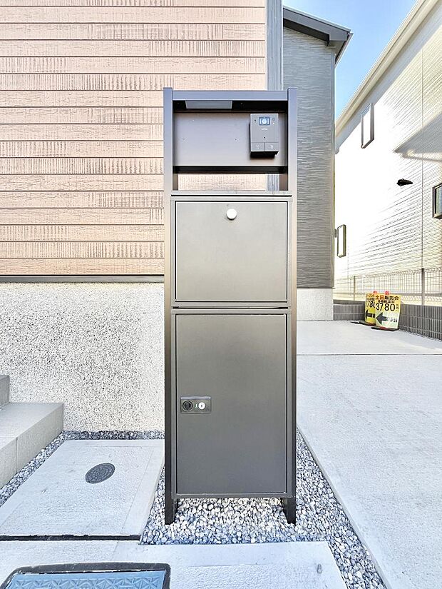 【その他現地】表札・インターホン・ポスト・宅配ＢＯＸをひとつに集約。エントランスになじむシンプルデザイン。