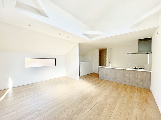 【ダイニング】日当たりの良いリビング。お気に入りのグリーンを飾れば更に心地よさがアップ！