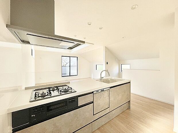 【ダイニングキッチン】カウンター越しに楽しいおしゃべり。いつものお料理がもっと美味しくなりそうですね。