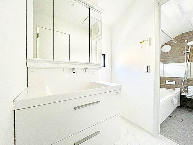 【脱衣場】洗面所はゆとりのあるスペースで、身支度や入浴後のスキンケアも心に余裕をもってできそうです。