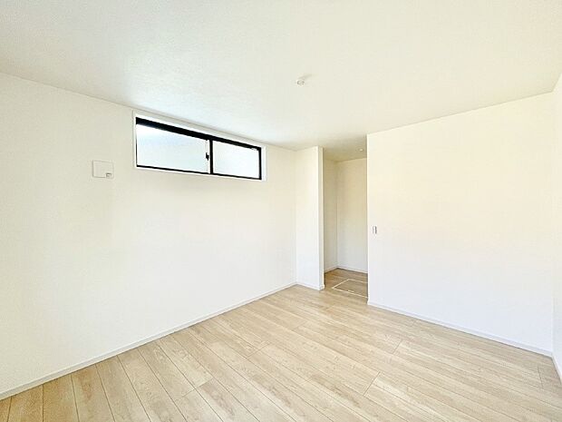 【寝室】ウォークインクローゼットがあるお部屋。季節ごとの入れ替えも不要で便利です！