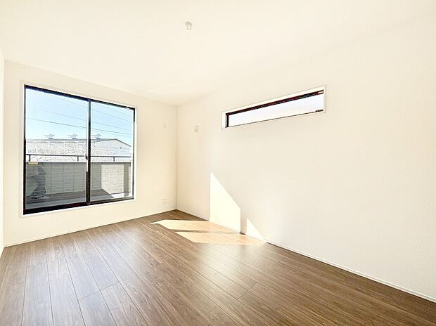 【寝室】使いやすい形でベットや家具の置き方にも困ることもありません。   