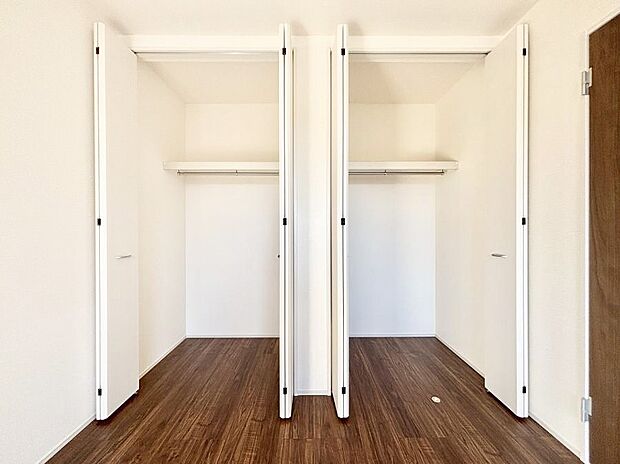 【収納】洋室のクローゼット。奥行きがあるので厚手の衣類もすっきり収まります。