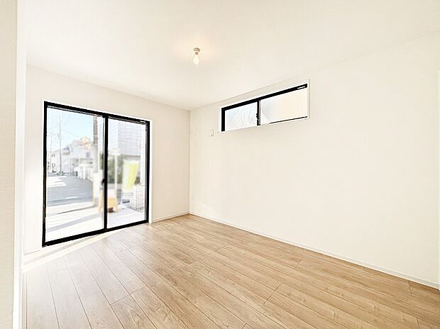 【寝室】２面採光なので、明るく風通しも良く心地良い生活が送れます。