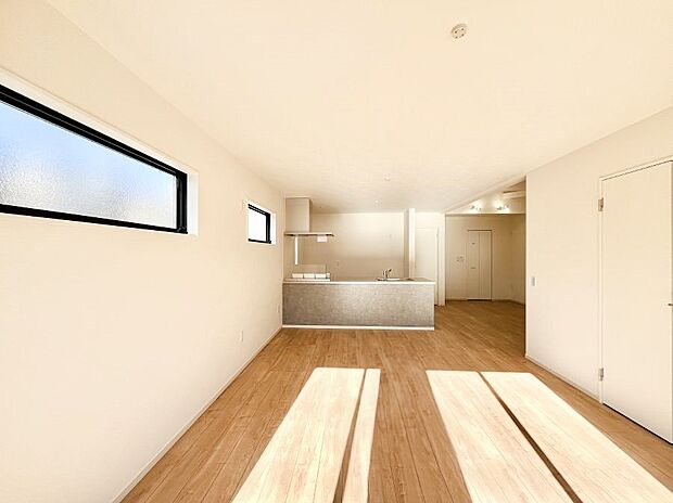 【リビングダイニング】明るい陽光が注ぎ、寛ぎの雰囲気に満たされるリビング・ダイニング。 