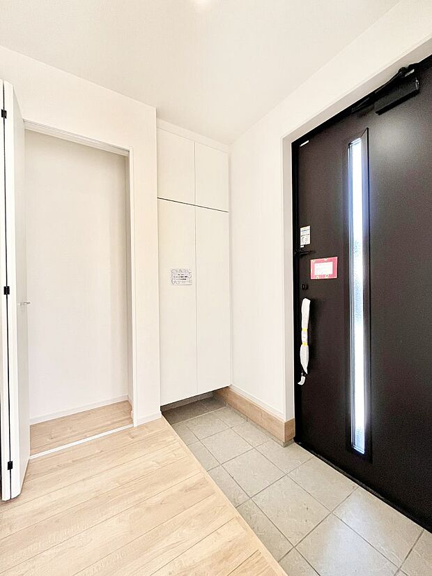 【玄関】家族の帰宅やお客様をあたたかく迎える玄関  