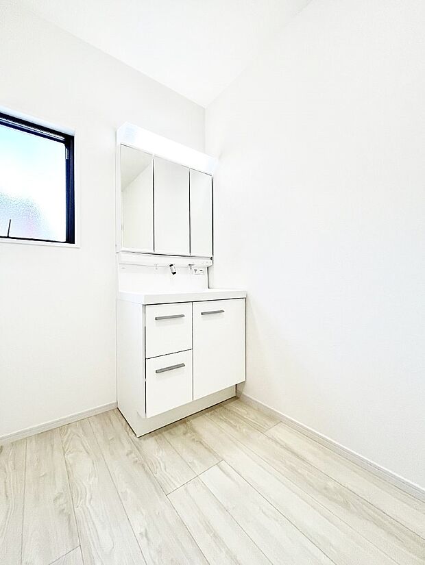 【洗面台・洗面所】スタイリングに便利な三面鏡、ミラーキャビネットで細かい物スッキリ