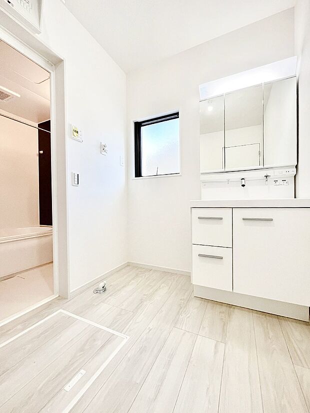 【脱衣場】清潔感ある洗面化粧室で朝の身支度も快適