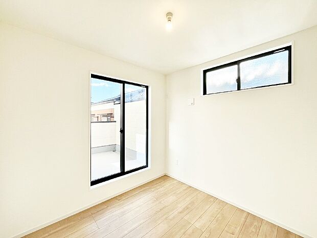 【子供部屋】窓からのやさしい光が心地よいプライベートルーム