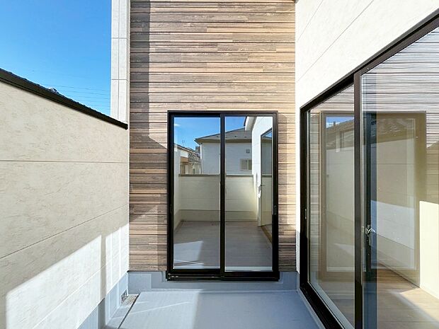 【バルコニー】開放感あるルーフバルコニー