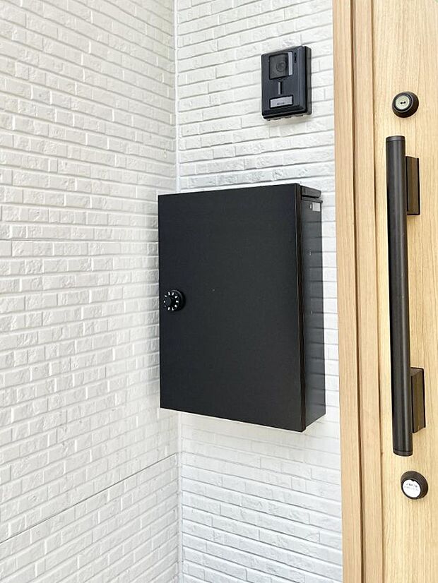 【その他現地】シンプルデザインのポスト。