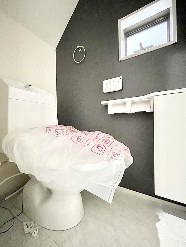 【トイレ】トイレは1階と2階それぞれに配置されていてとても便利です。