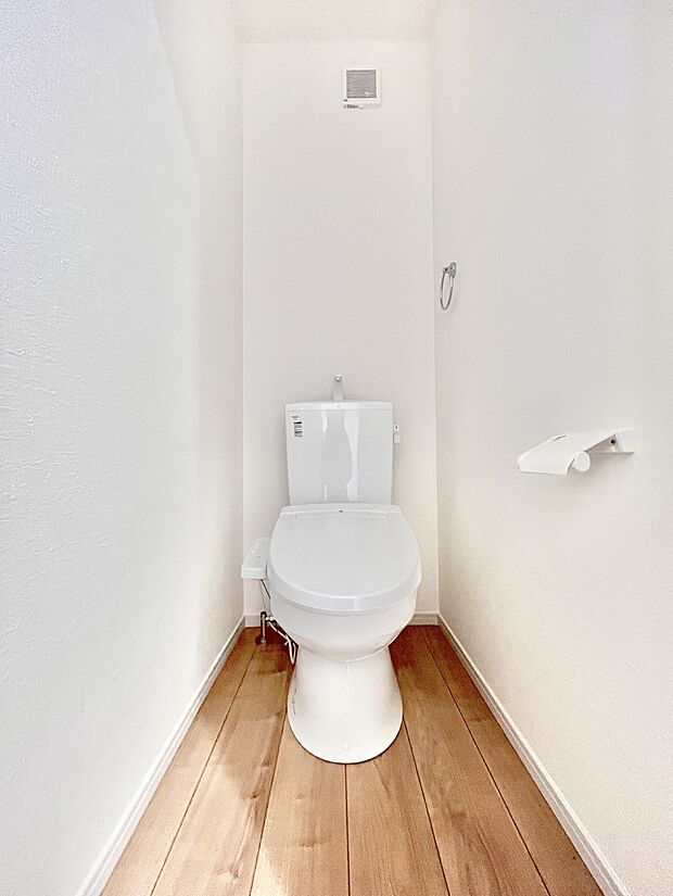 【トイレ】明るく清潔感のあるトイレです。