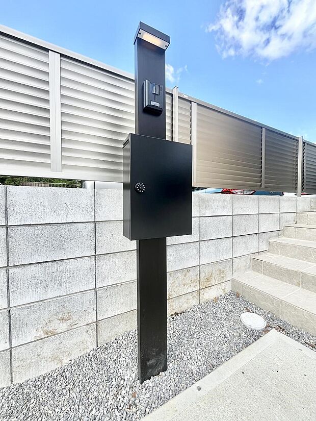 【その他現地】表札・インターホン・ポストをひとつに集約。エントランスになじむシンプルデザイン。