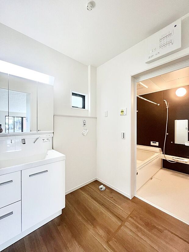 【脱衣場】小窓がついているので湿気の多い場所でも換気が十分行えます。毎日の身支度を気持ち良く!