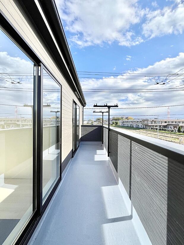 【バルコニー】暖かな陽光が降り注ぐバルコニーはお洗濯におすすめ。爽やかな風も心地よいです。