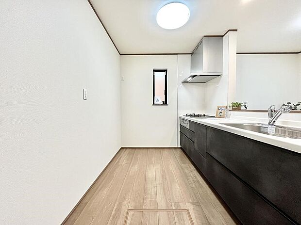 【ダイニングキッチン】爽やかな風が通り抜けるキッチン。窓があるので明るく換気にも役立ちます。