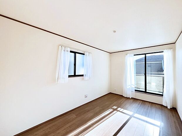 【洋室】明るいバルコニーサイドに洋室を設置。目覚めの良い寝室に。