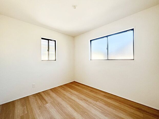 【洋室】窓からのやさしい光が心地よいプライベートルーム