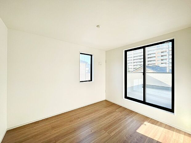 【寝室】明るいバルコニーサイドに洋室を設置。目覚めの良い寝室に。 