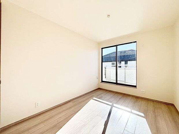 【洋室】明るいバルコニーサイドに洋室を設置。目覚めの良い寝室に。