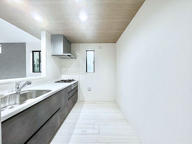 【ダイニングキッチン】爽やかな風が通り抜けるキッチン。窓があるので明るく換気にも役立ちます。