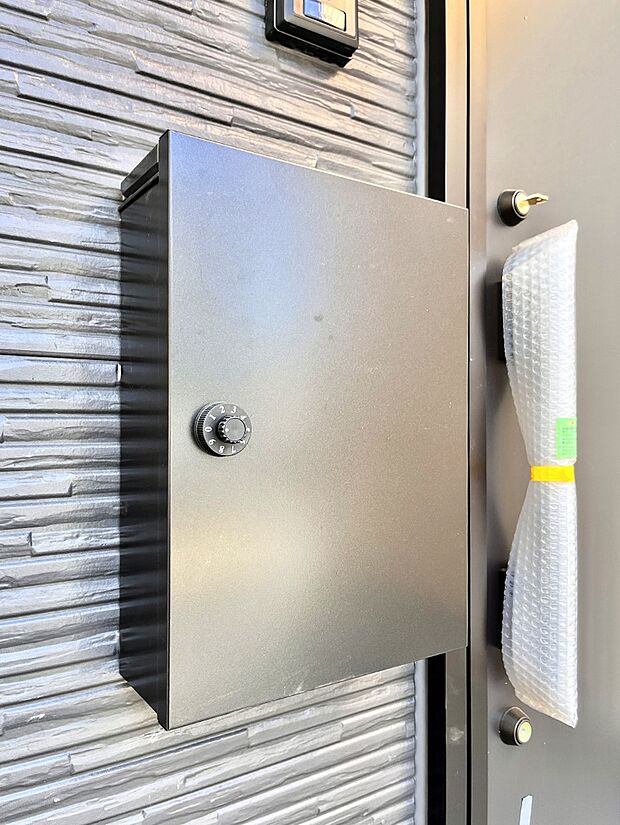 【その他現地】シンプルデザインのポスト。