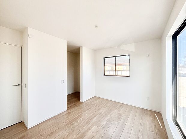 【洋室】ウォークインクローゼットがあるお部屋!季節ごとの入れ替えも不要で便利です。