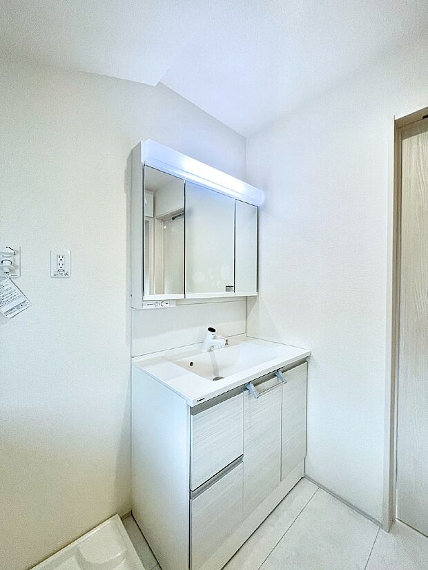 【脱衣場】清潔感のある快適空間です。毎日の身支度も気持ち良くお使い頂けます。