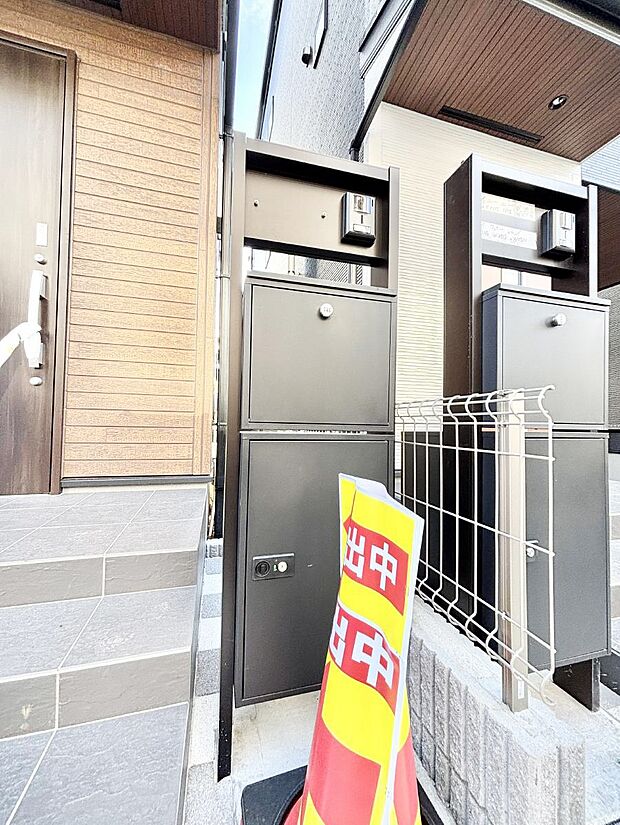 【その他現地】シンプルデザインのポスト。