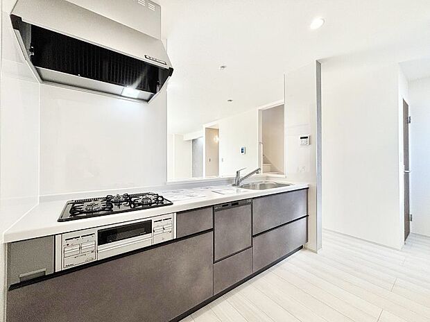 【ダイニングキッチン】リビングで遊ぶお子様を見守りながらお料理ができる対面キッチン。