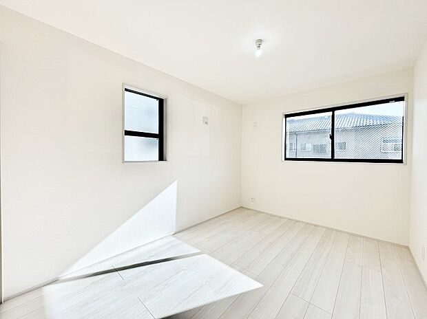 【寝室】使いやすい形でベットや家具の置き方にも困ることもありません。