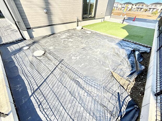 【庭】プランターを並べて季節のお花を楽しめるお庭付き。